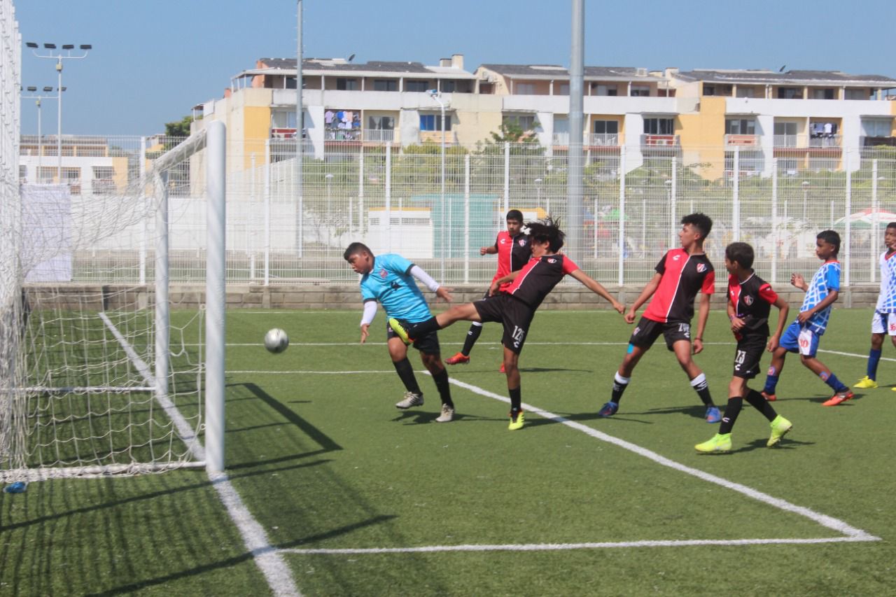 Con 26 equipos de tres países arrancó el VIII Mundialito de Fútbol