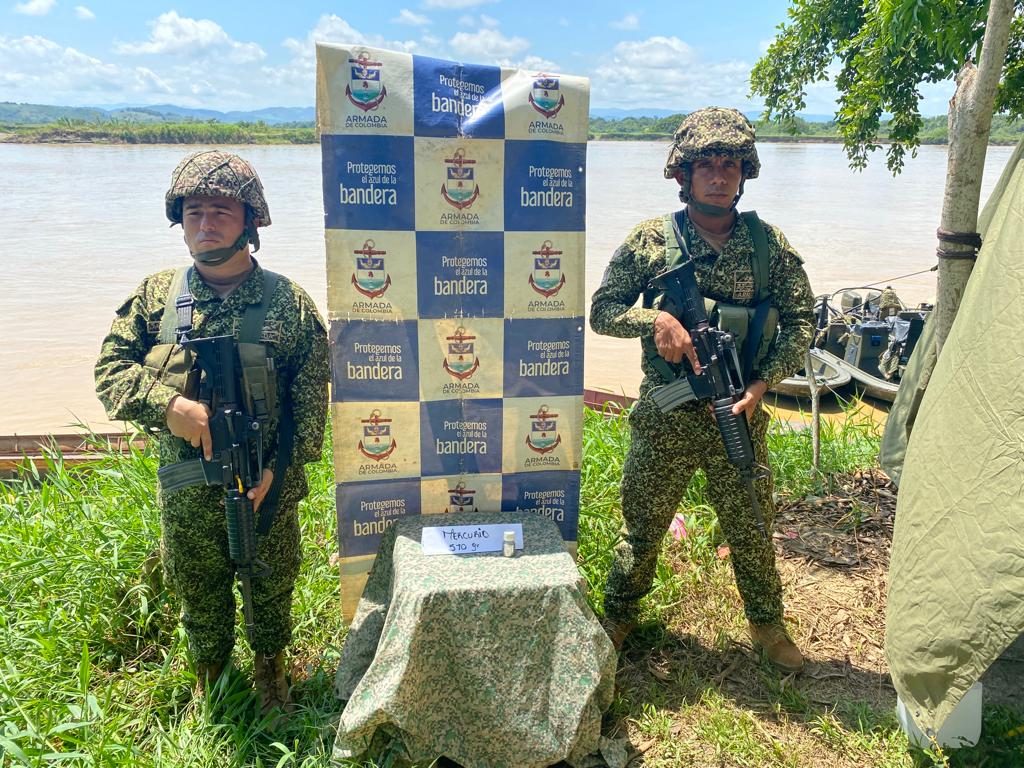 Fuerza pública incauto mercurio en el río Cauca área general de Nechí