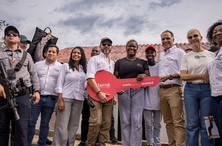  Abelardo De La Espriella entrega vivienda e inicia pago de subsidios a damnificados en Buenaventura