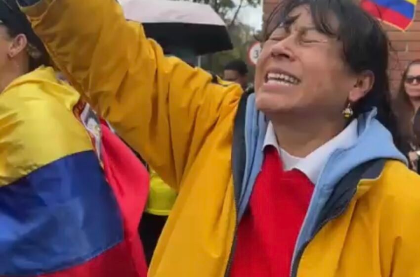  ”Espíritu Santo toca sus corazones”: Un grupo de ciudadanos oran por el expresidente Uribe