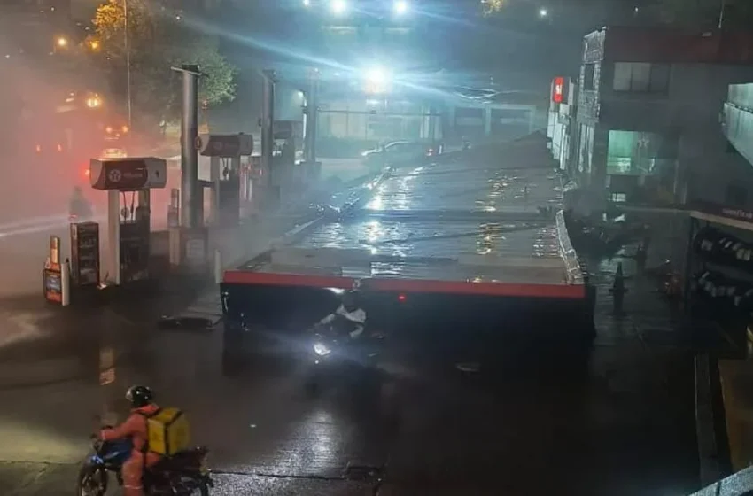  Emergencia en Bogotá: se desplomó el techo de una estación de servicio y dejó dos heridos